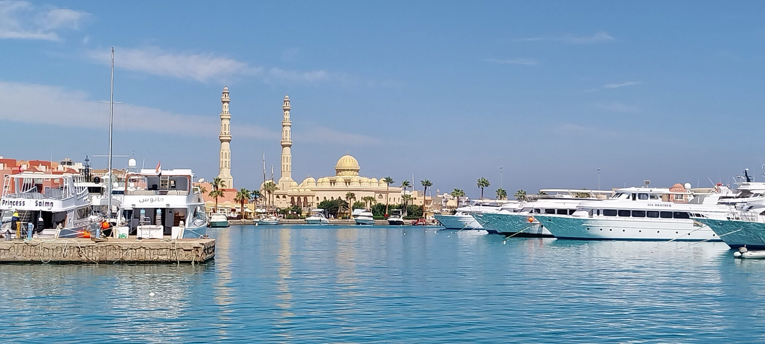 Hurghadasehenswürdigkeiten und Obst- Gemüsemarket Die Große Moschee in Hurghad