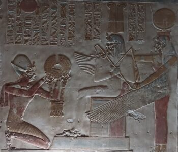 Erfahren Sie mehr über den Kult des GottesOsiris und das Tor zur Unterwelt. Bestaunen Sie den Tempel von Seti I., der um 1300 v.Chr. von Seti I. und seinem Sohn Ramses II. erbaut wurde. Sie werden die feinsten Reliefs sehen, die es im Neuen Königreich gab.