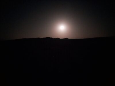Mondaufgang in der Wüste. Jeep safari